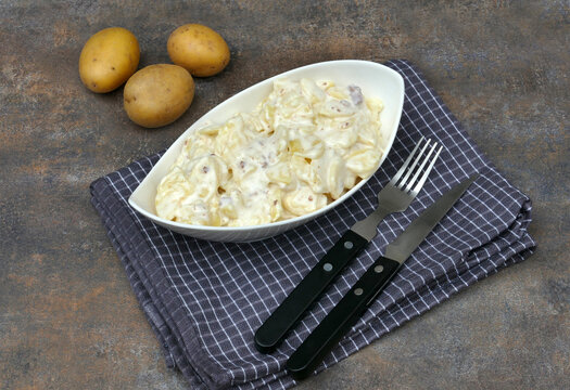 Klassischer Kartoffelsalat mit Speck.
