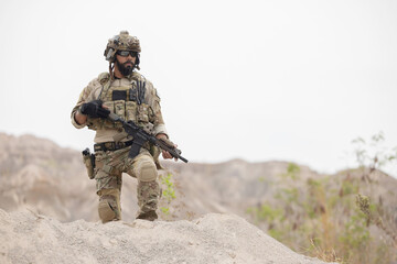Fototapeta premium Soldier guarding the area on the mountain