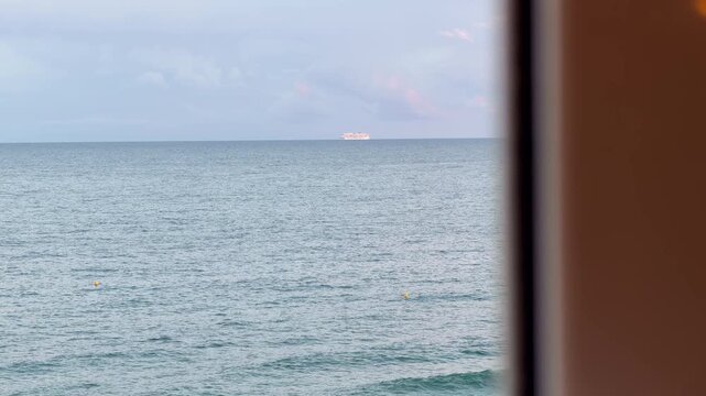 Horizonte mediterr&aacute;neo visto desde una ventana con un crucero lejano bajo un cielo tormentoso &mdash; v&iacute;deo 4K Apple ProRes
