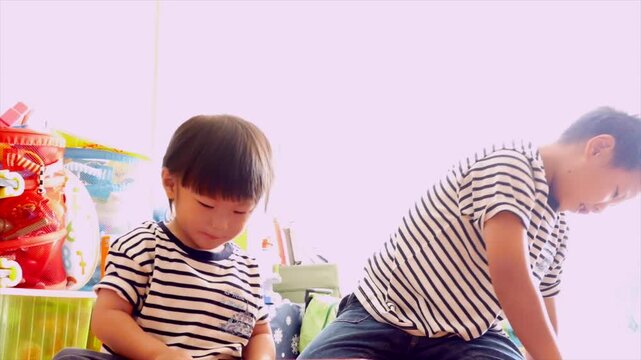 遊んでいる兄弟