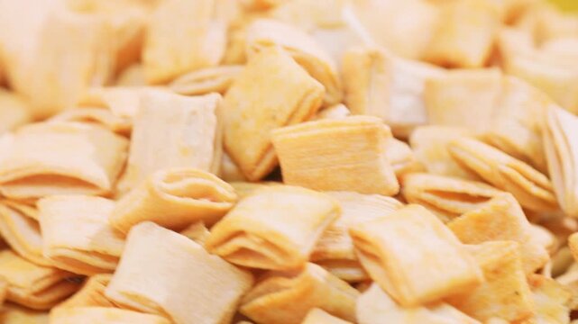 A variety of popular online snacks are available as appetizers before the buffet.