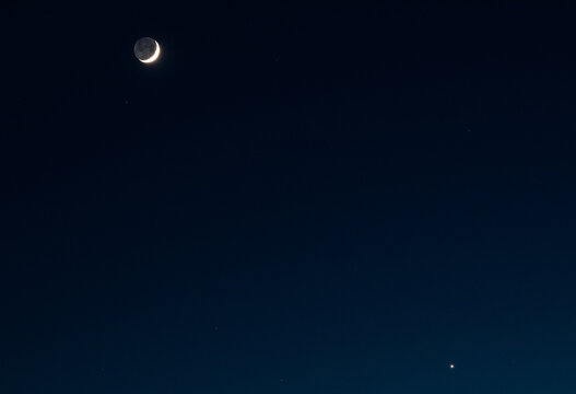 Księżyc i Venus na granatowym wieczornym niebie