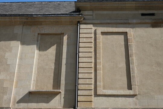Fen&ecirc;tres mur&eacute;es sur un immeuble ancien