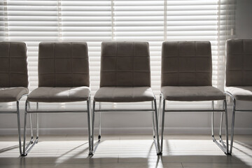 Obraz premium Many stylish chairs near window in office
