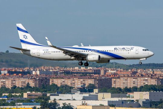 Avi&oacute;n de l&iacute;nea  Boeing 737 900 de la aerol&iacute;nea El Al Israel Airlines en el aeropuerto de Madrid con matr&iacute;cula 4X-EHB.