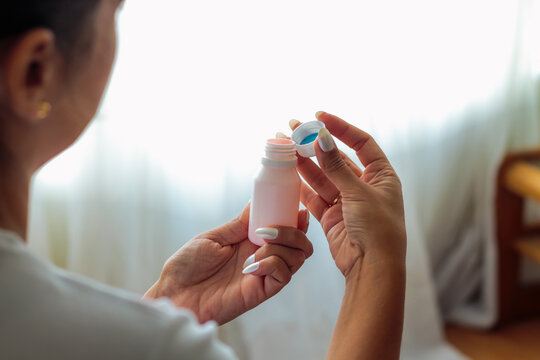 Madre abriendo jarabe pedi&aacute;trico