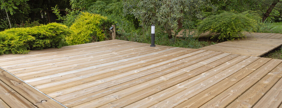 Terrasse en bois d'un jardin