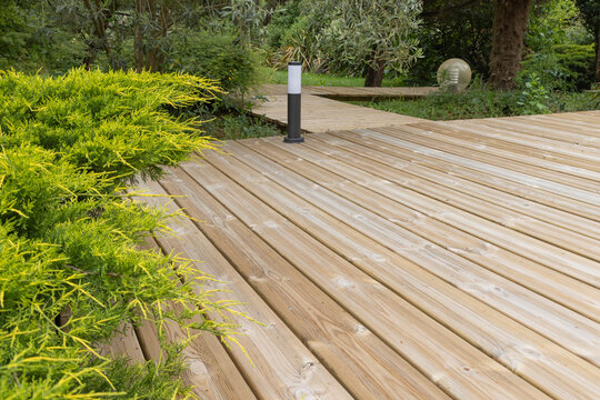 Terrasse en bois d'un jardin