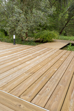 Terrasse en bois d'un jardin