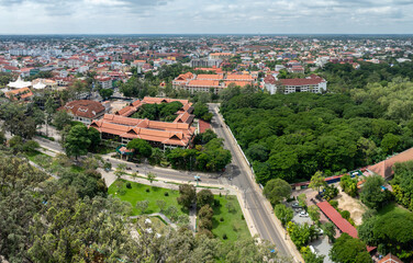 Naklejka premium An aerial view of Siem Rep, Cambodia, showcasing the Royal Palace complex and surrounding cityscape with lush greenery and urban development.