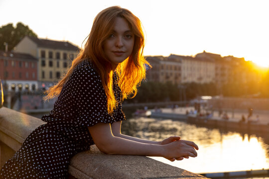 Bella ragazza un pomeriggio primaverile sui navigli a milano