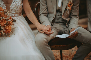 Fototapeta premium Mariage religieux – échange des alliances pendant la cérémonie