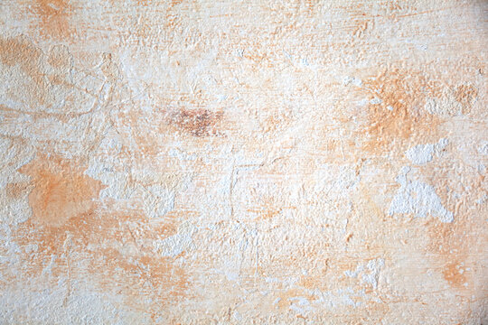Textura r&uacute;stica de yeso naranja y blanco con manchas y superficie desgastada, fondo grunge. Fondo de textura r&uacute;stica de yeso para superposiciones de dise&ntilde;o gr&aacute;fico vintage.