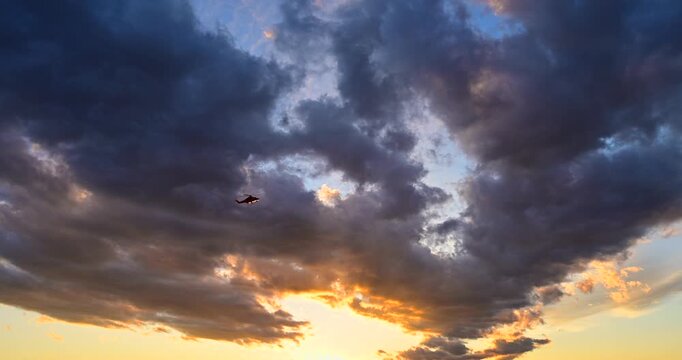 青空と白い雲と夕陽とヘリコプター