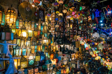 Colorful Egyptian lanterns and souvenirs at Khan el-Khalili bazaar in Cairo, Egypt © Argelis