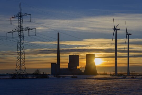 Various energy generation, Mehrum coal-fired power plant and wind turbines at sunset, Mehrum, Lower Saxony, Germany