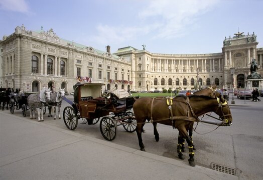 Neue Hofburg with horse-drawn carriages, Heldenplatz, Vienna, Austria