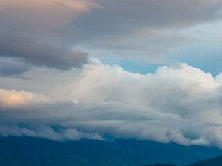 Obraz premium Dramatic Cloudscape Over Chilliwack Mountains in British Columbia, Canada at Twilight