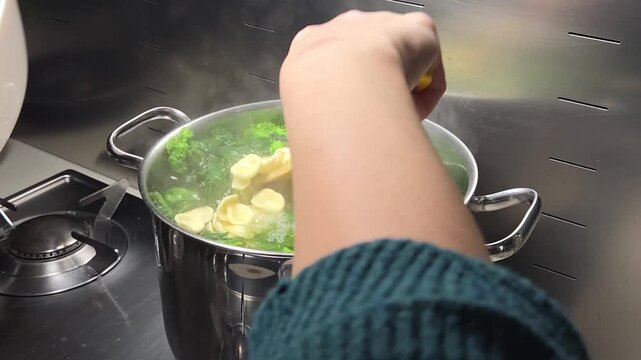 pentola con rape e orecchiette pugliesi