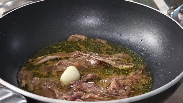 soffritto in padella con olio, aglio e alici