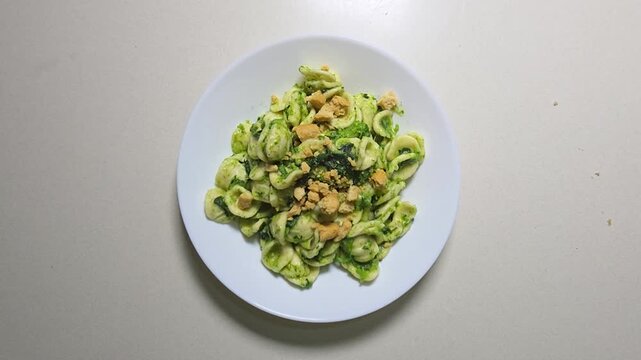 Piatto barese di orecchiette alle cime di rapa con tarallo sbriciolato