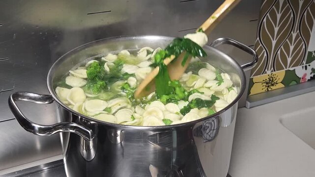 pentola con rape e orecchiette pugliesi