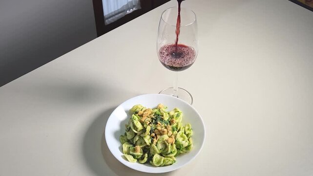 piatto di orecchiette alle cime di rape con un calice di vino rosso