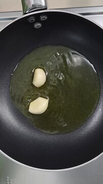 aglio in una padella per fare un soffritto