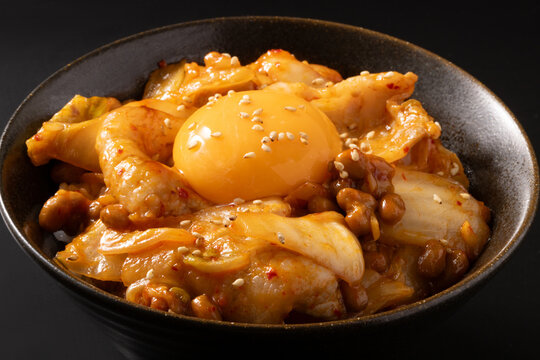 豚キムチ納豆丼（卵黄のせ）
