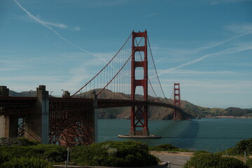Fototapeta premium Beautiful golden gate bridge with blue skies and waters