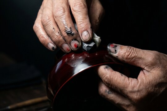 伝統工芸 漆器を磨く職人の手元 仕上げ作業 