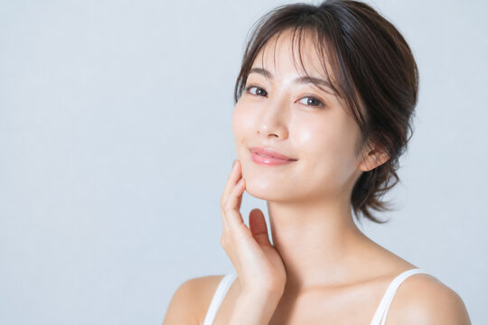 頬に手を当てる笑顔の若い日本人女性 Generative AI