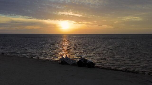 recolecci&oacute;n de sargazo, en playas del caribe, en el amanecer 