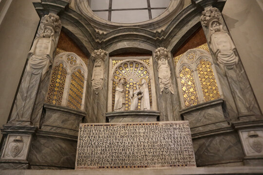 Roma, Italia - Resti monumentali in stile cosmatesco della tomba del Cardinale Conte Casati da Milano, conservati all'interno della monumentale Arcibasilica di San Giovanni in Laterano