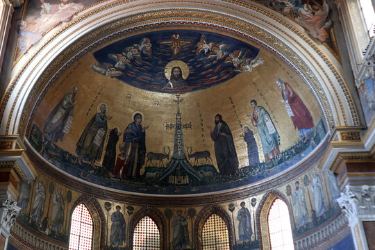 Roma, Italia - Il monumentale e dorato mosaico absidale duecentesco di Jacopo Torriti all'interno del catino dell'Arcibasilica di San Giovanni in Laterano, con il volto del Salvatore e la croce gemmat