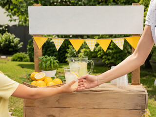 Obraz premium Cheerful Homemade Lemonade Stand in a Backyard on a Bright July Day