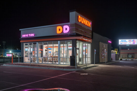 Dunkin&rsquo; Restaurant Exterior at Night in St. Cloud, Minnesota