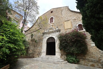 Obraz premium Eglise Saint Trophyme, église de style roman, ville de Bormes les Mimosas, département du Var, France