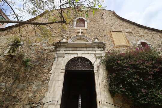 Eglise Saint Trophyme, &eacute;glise de style roman, ville de  Bormes les Mimosas, d&eacute;partement du Var, France