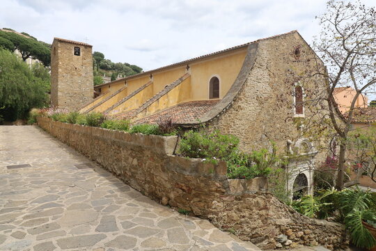 Eglise Saint Trophyme, &eacute;glise de style roman, ville de  Bormes les Mimosas, d&eacute;partement du Var, France