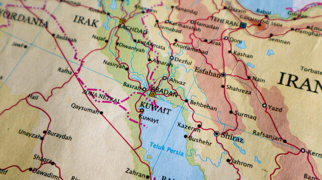 Map of Kuwait, bordered by Saudi Arabia to the south and Iraq to the north.