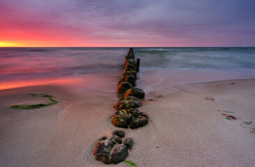 Morze Bałtyckie, falochron, zachód słońca, Kołobrzeg, Polska © Konrad Uznański
