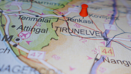 Naklejka premium Red pin marking Tirunelveli on a map of Tamil Nadu, India - Travel and navigation