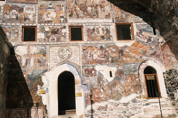 Fototapeta premium Detailed view of the ancient and vibrant biblical frescoes decorating the rock-cut walls of the historic Sumela Monastery in Trabzon, Turkey. Perfect for history, Byzantine art, and religious heritage