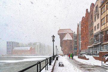 Obraz premium People under the snow. Blizzard in winter Gdansk