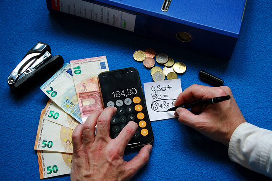 Contable, cuenta y dinero en efectivo con calculadora app m&oacute;vil cash money calculator y billete moneda euro con post it, carpeta archivador y grapadora