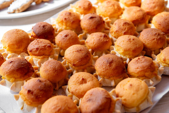 Vassoio di pardulas, tipici dolci sardi con ricotta di pecora 