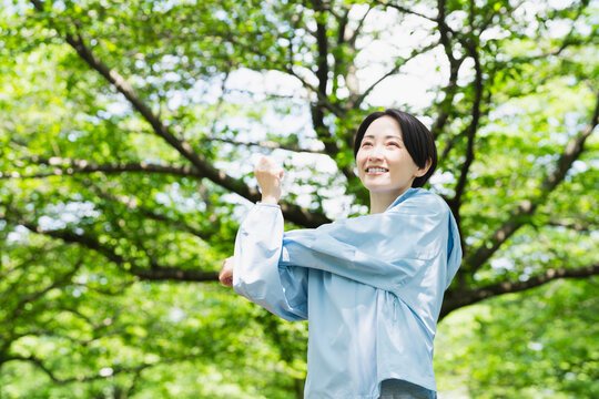 ストレッチをする若い女性　スポーツイメージ