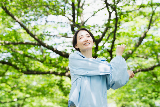 ストレッチをする若い女性　スポーツイメージ