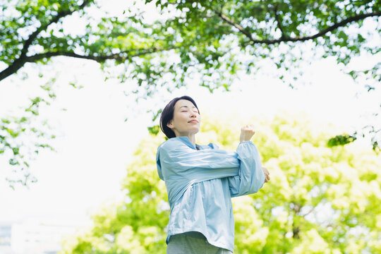 ストレッチをする若い女性　スポーツイメージ